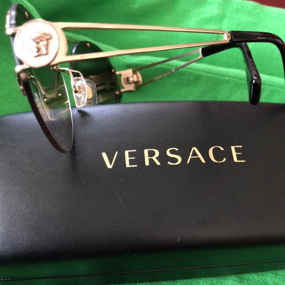 VERSACE SUN GLASSES 🤓